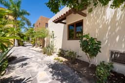 AV254 - Charming 2-Bedroom Oceanview Retreat - Image 3