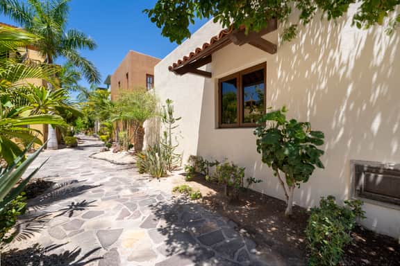 AV254 - Charming 2-Bedroom Oceanview Retreat - Image 3