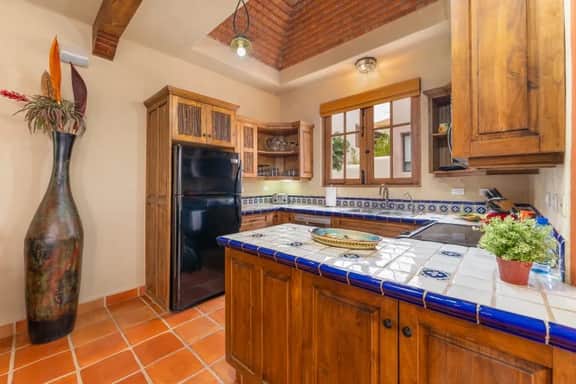 FN425 -2bed 32bath Property with Great Location - Image 4