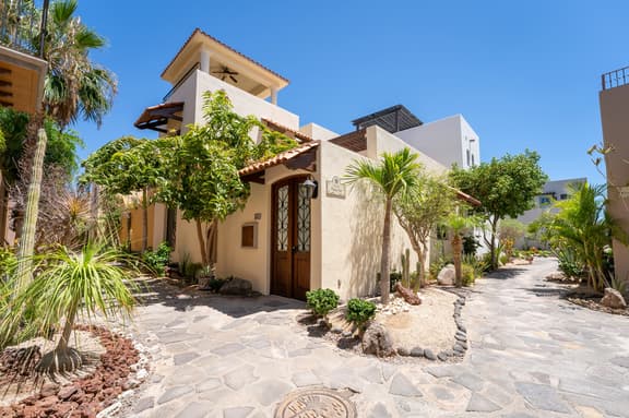 AV254 - Charming 2-Bedroom Oceanview Retreat - Image 1