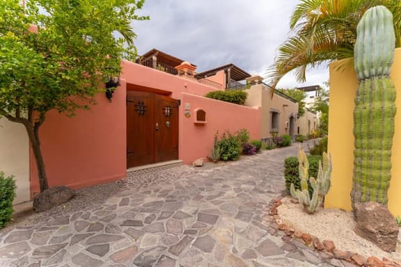 FN192 -1 Bed 1 Bath Casa Chica with terrace and great views! - Image 1
